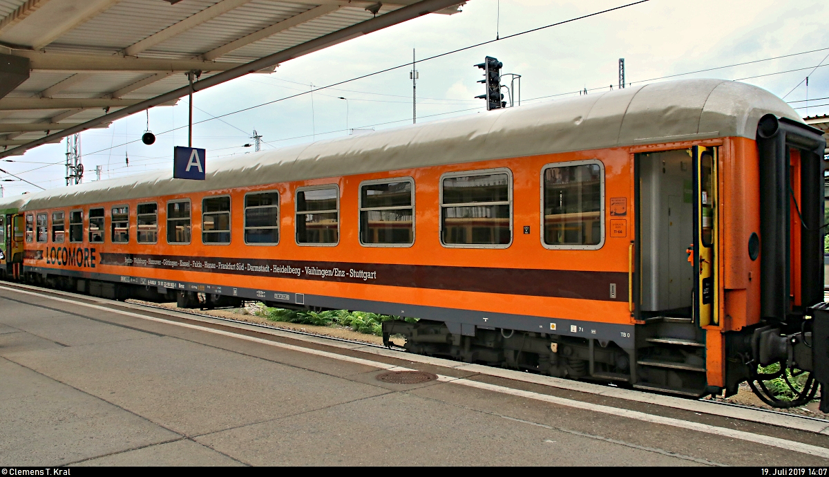 Locomore: Rollende Erinnerung an die Anfänge des neuen Fernverkehrszugs...
Blick auf einen UIC-Z-Wagen der Gattung  Bmz  (51 81 22-90 002-1 A-RAILW) der SRI Rail Invest GmbH, gewartet und registriert bei der Railengineering Goenner ZT GmbH, der in FLX32623 (FLX 10) nach Stuttgart Hbf mit Zuglok 182 518-1 (Siemens ES64U2-018) der Mitsui Rail Capital Europe GmbH (MRCE), vermietet an die LEO Express GmbH, eingereiht ist und im Startbahnhof Berlin-Lichtenberg auf Gleis 16 steht.
Es handelt sich um den allerersten Locomore-Wagen. Dieser wurde zugleich auf der InnoTrans 2016 in Berlin vorgestellt.
[19.7.2019 | 14:07 Uhr]