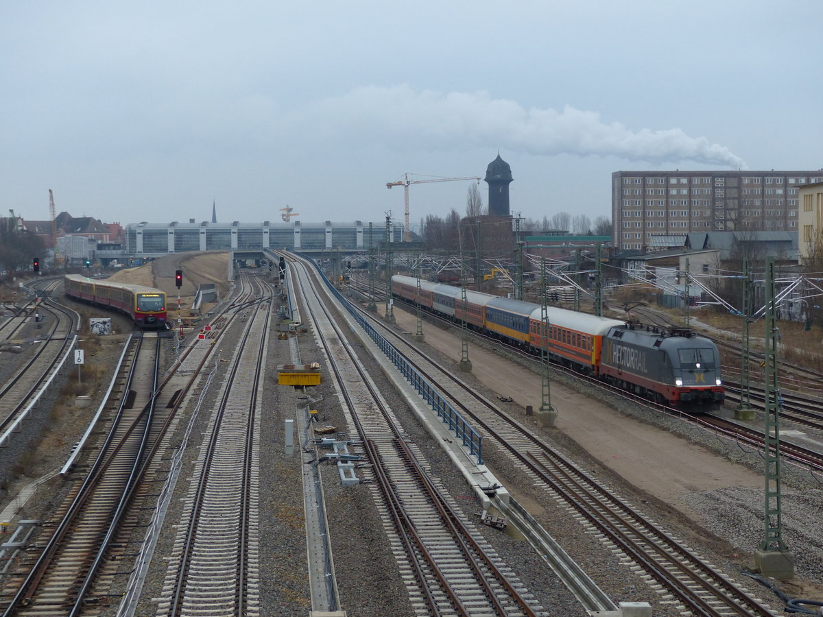 Locomore-Zug von Berlin Lichtenberg nach Stuttgart zwischen den Stationen Berlin Ostkreuz und Warschauer Straße, aufgenommen von der Modersohnbrücke. Am 21., 22. und 23. Dezember 2016 war der Zug so ausgebucht, dass von Berlin aus keine Tickets mehr zu bekommen waren. Die vier Wagen wurden, wie in den vergangenen Tagen auch, durch zwei weitere angemietete Wagen aufgestockt.

Bei der Vorbeifahrt war der Zug noch relativ leer, der Bahnhof Lichtenberg hat ein eher lokales Einzugsgebiet.

Im Hintergrund ist die Ringbahnhalle des Bahnhofs Ostkreuz zu sehen, die Gleise zwischen dem Zug und der S-Bahn sind derzeit  tote Gleise . Die S-Bahn wird später auf dem Gleis fahren, das sie hier noch mittels Weiche verlässt. Die auf die Ringbahnhalle zuführende Brücke ist die Südkurve, die eine Verbindung zwischen Warschauer Straße und Treptower Park (wieder)herstellt.

23.12.2016, Berlin

Euch allen ein Frohes Fest!