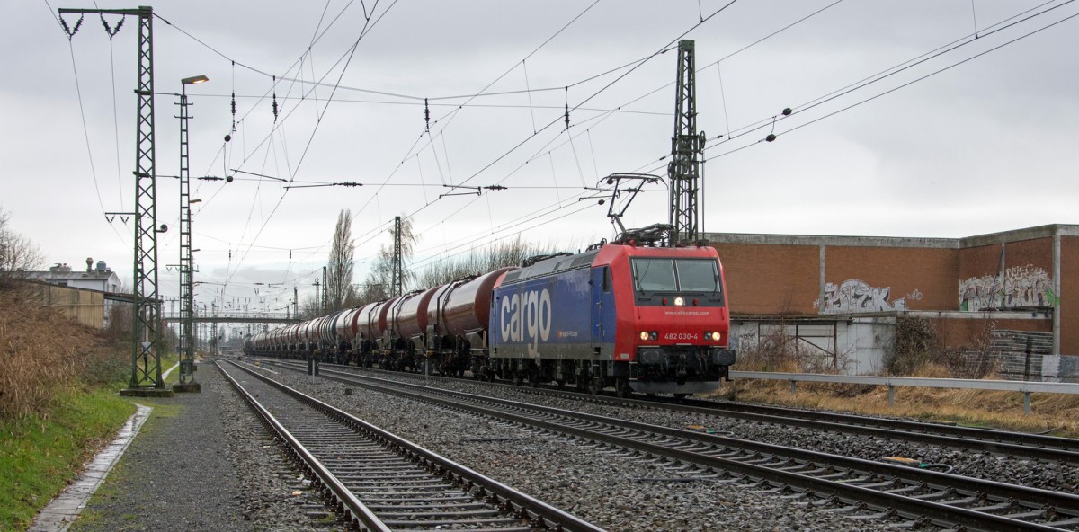 Locomotive 1832 hat gerader diesem GATX Kesselwagen Transport aus Rotterdam nach Emmerich gefahren. Ab Emmerich geht es weiter mit SBB Cargo 482030-4 Am 09/01/2014