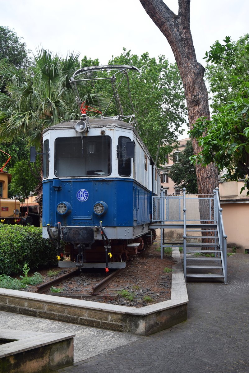 Locomotore 1 ausgestellt in Bahnmuseum Roma Porta San Paolo, aufgenommen am 23.05.2018.
Diese Lokomotive wurde 1915 von Breda (Mechanik) und General Electric (Elektrischer Teil) in nur 4 Exemplaren gebaut. Die 384 PS Starke 1650 V Gleichstromlok hatte bis 1962 sowohl Personen als auch Güterzüge gezogen.