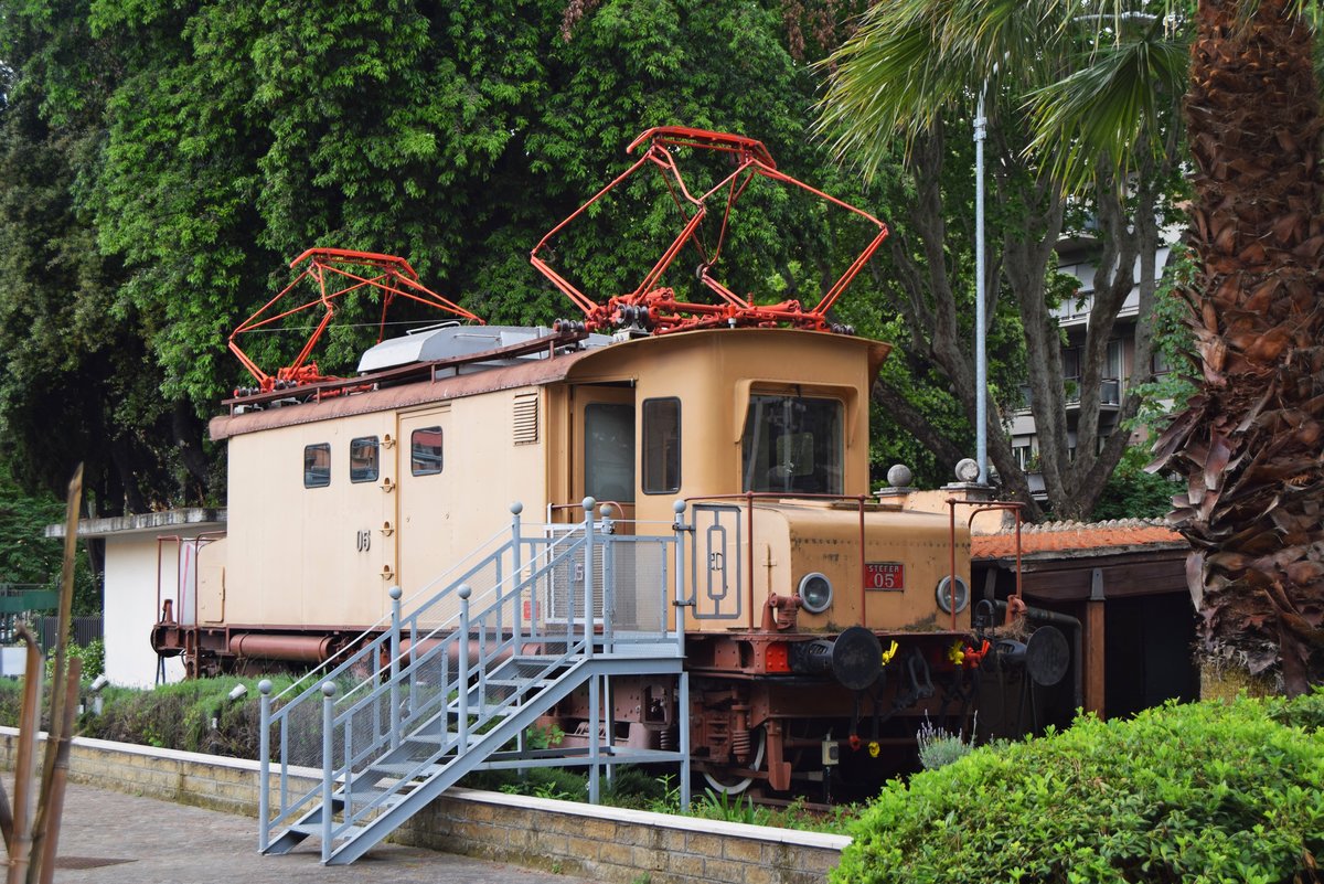Locomotrice 5 ausgestellt im Bahnmuseum Roma Porta San Paolo, aufgenommen am 21.05.2018.
Die Lok wurde 1922 von Carminati & Toselli (Mechanik) und  TIBB (Technomassio Italiano Brown Boveri) gebaut, und war knapp 10,5 Meter lang. Die Lok war mit 4 2400V Gleichstrommotoren und war 680 PS stark.