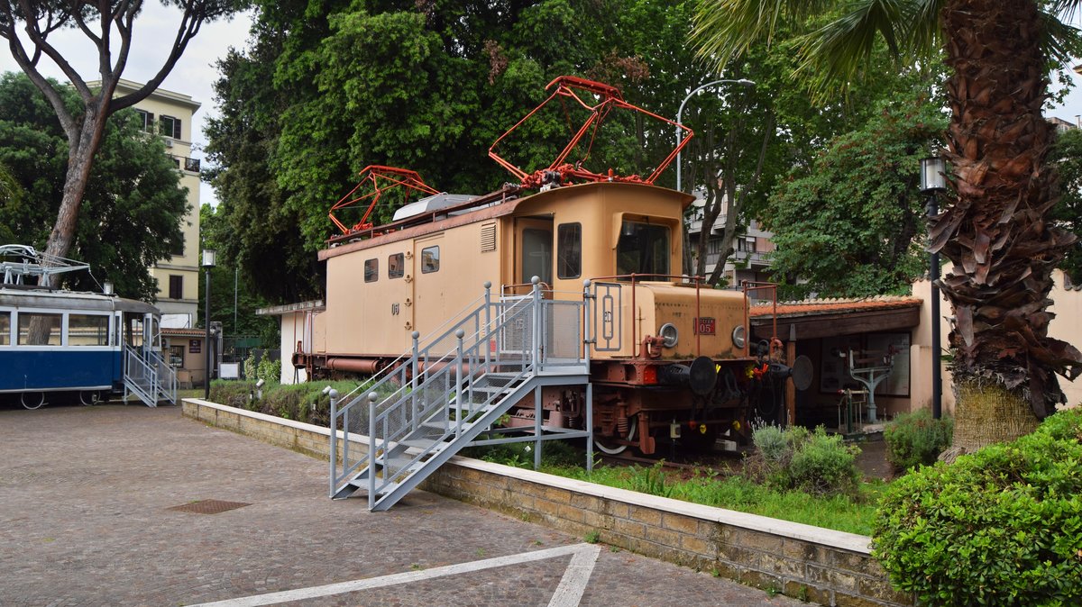 Locomotrice 5 ausgestellt im Bahnmuseum Roma Porta San Paolo, aufgenommen am 21.05.2018. Die Lok wurde 1922 von Carminati & Toselli (Mechanik) und TIBB (Technomassio Italiano Brown Boveri) gebaut, und war knapp 10,5 Meter lang. Die Lok war mit 4 2400V Gleichstrommotoren und war 680 PS stark.
