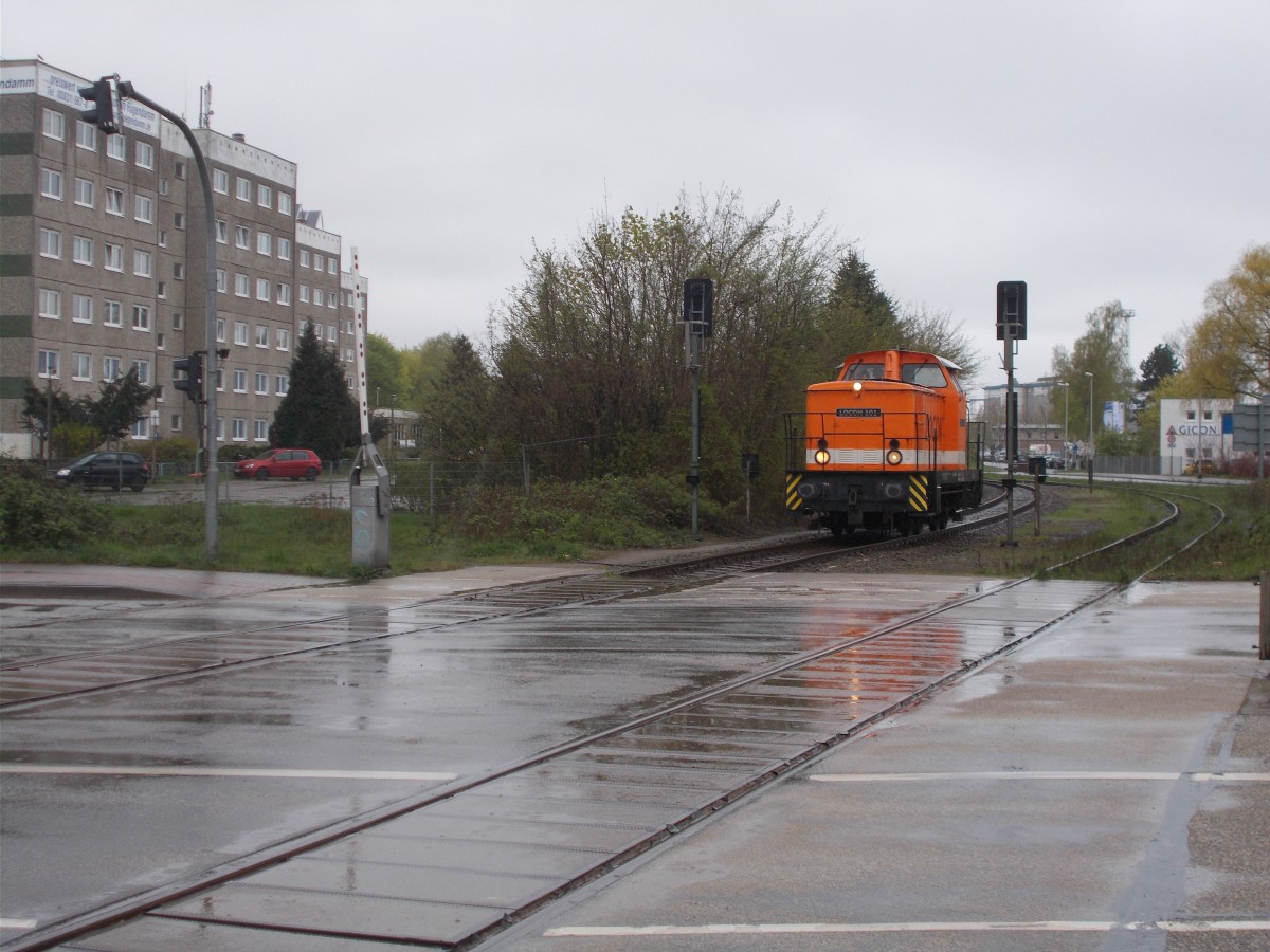 Locon 101 wartete,am 27.April 2015,vor dem noch geöffneten Bahnübergang Werftstraße in Stralsund.