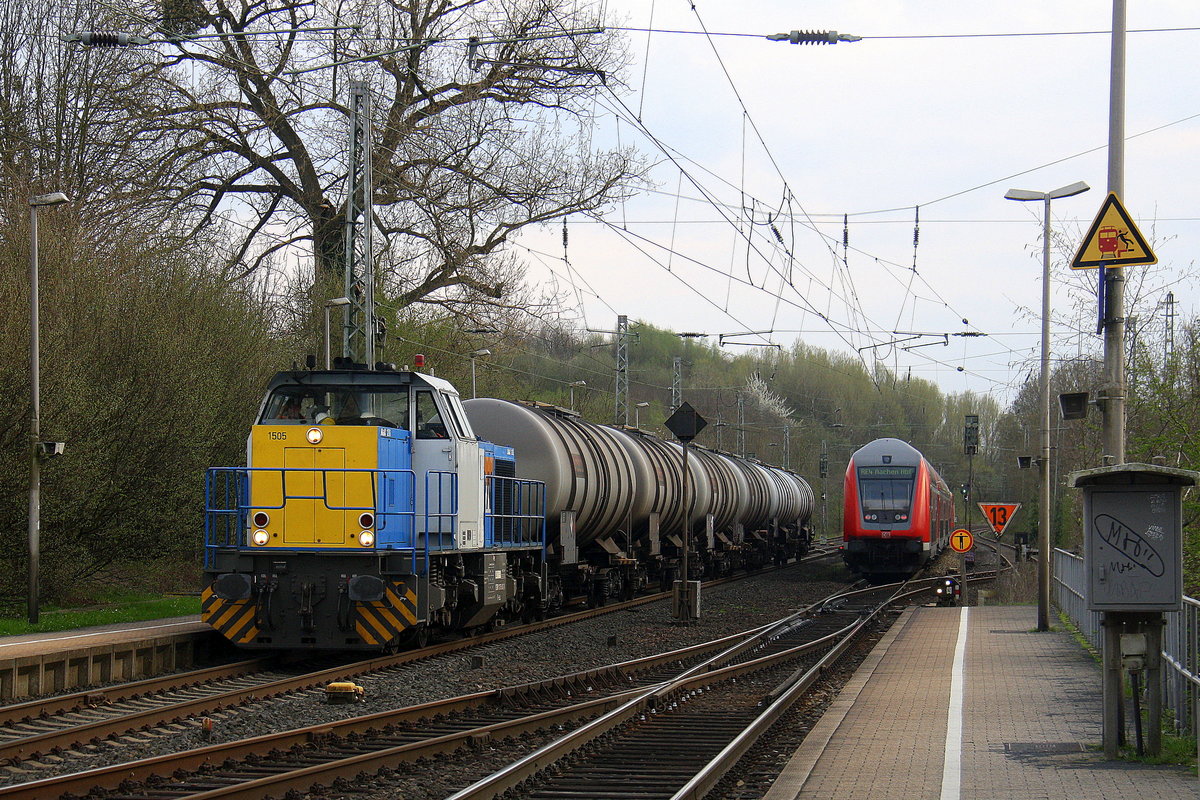 LOCON 1505 kommt als Umleiter mit einem Kesselzug aus Kralupy(CZ) nach Geleen-Lutterade(NL) und kommt aus Richtung Aachen-West,Laurensberg,Richterich, und fährt durch Kohlscheid und fährt in Richtung Herzogenrath.
Aufgenommen von Bahnsteig 2 in Kohlscheid.
Bei Sonne und Wolken am Nachmittag vom 31.3.2017