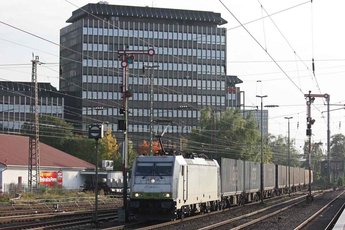 Locon 186 150 am 18.10.13 mit einem Containerzug in Düsseldorf-Rath.