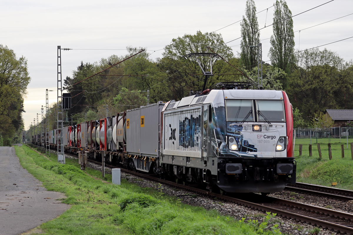 LOCON 187 085 in Diensten von EP Cargo auf der Hamm-Osterfelder Strecke am BÜ km 66,7 Kerstheiderstr. 11.4.2024