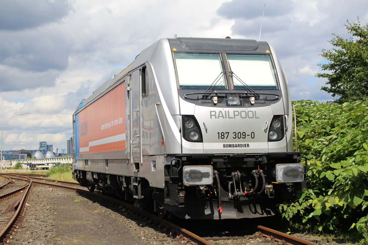 Locon 187 309-0 stand am 6.8.17 im Hamburger Hafen in der  Schwarzen Ecke  abgestellt und wartete auf den nächsten Einsatz.
Auf der Seite steht:Andere fahren gut. Wir fahren Güter.
