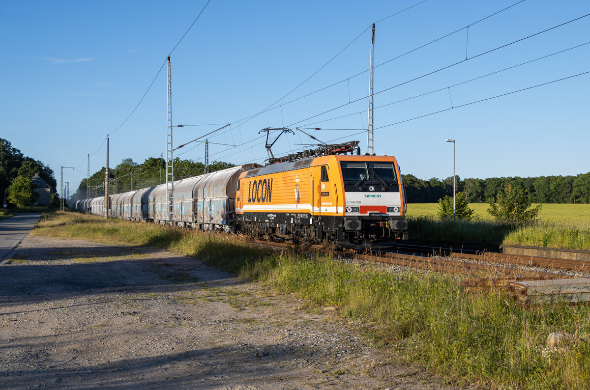 LOCON 189 820 mit dem beladenen Kreidezug Lancken/Bergen - Peitz Ost. Aufgenommen am 23.06.2022 in Teschenhagen. L.G. zurück an den Lokführer :).
