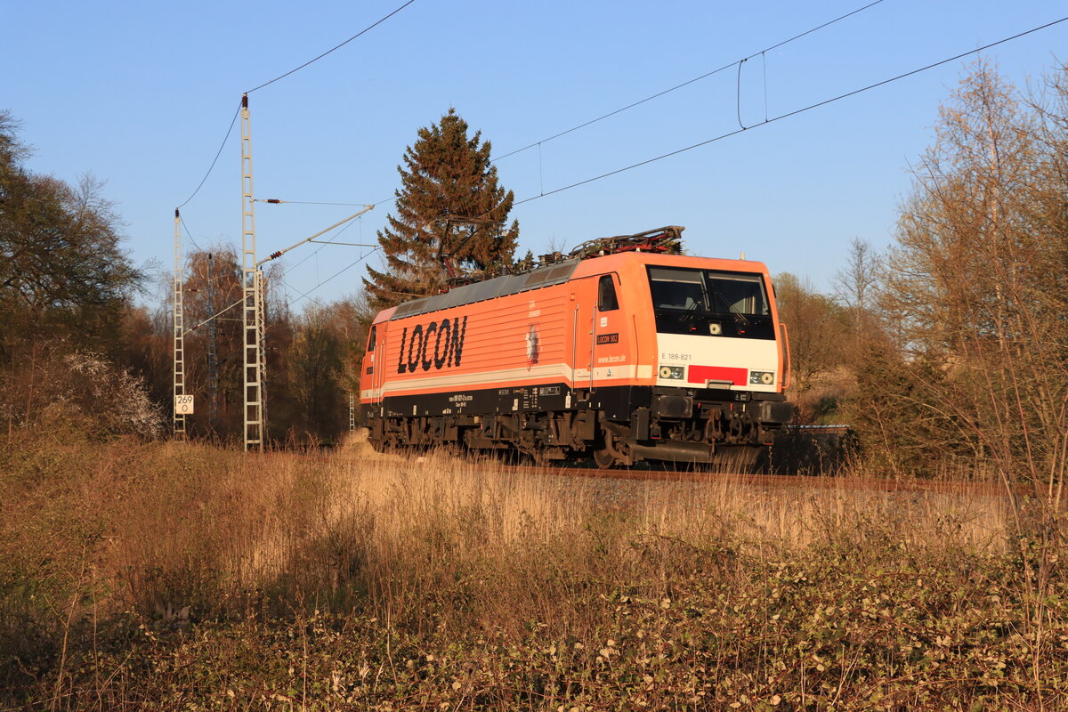 LOCON 189 821 Lz von Bergen nach Lancken, um den 2. Teil vom Kreidezug zu holen. Hier aufgenommen zwischen Sagard und Lancken, am 25.04.2022.