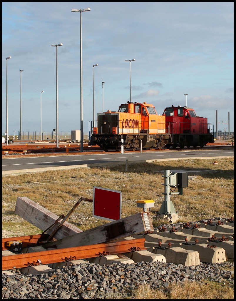 Locon 213 + 214 warten hier auf der Vorstellgruppe Jade-Weser-Port auf Ihren Containerzug der noch in der Abfertigung der KV-Anlage steht. 21/12/2015 Wilhelmshaven