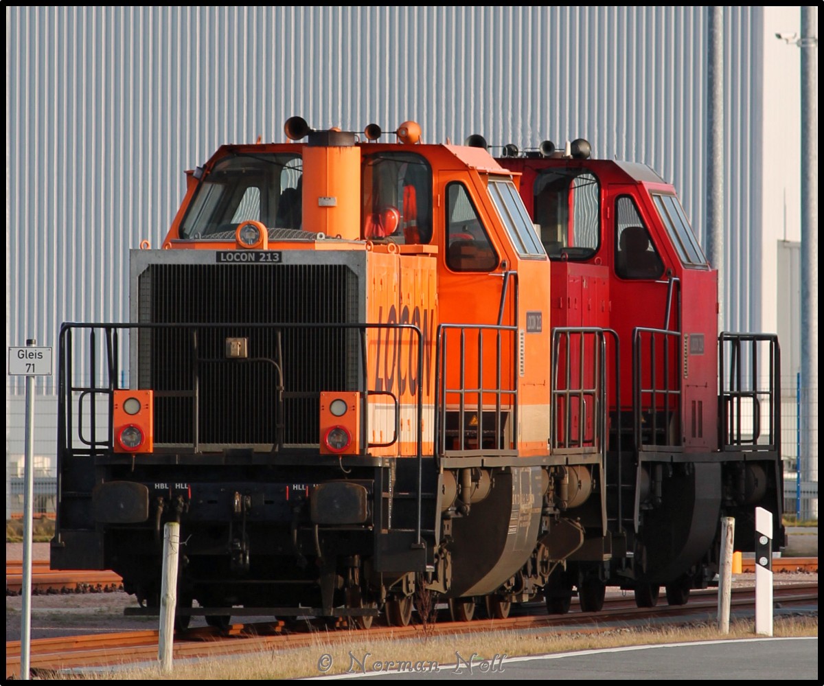 Locon 213 + 214 warten hier auf der Vorstellgruppe Jade-Weser-Port auf Ihren Containerzug der noch in der Abfertigung der KV-Anlage steht. 21/12/2015 Wilhelmshaven