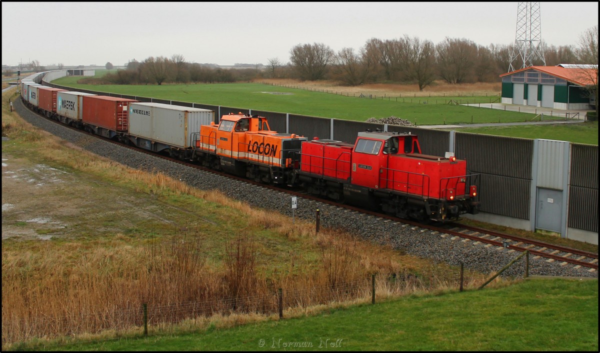 Locon 214 und 213 bei der fahrt mit ihrem Containerzug in höhe der Schäferei auf dem Wilhelmshavener Industriegleis. 28/12/2015