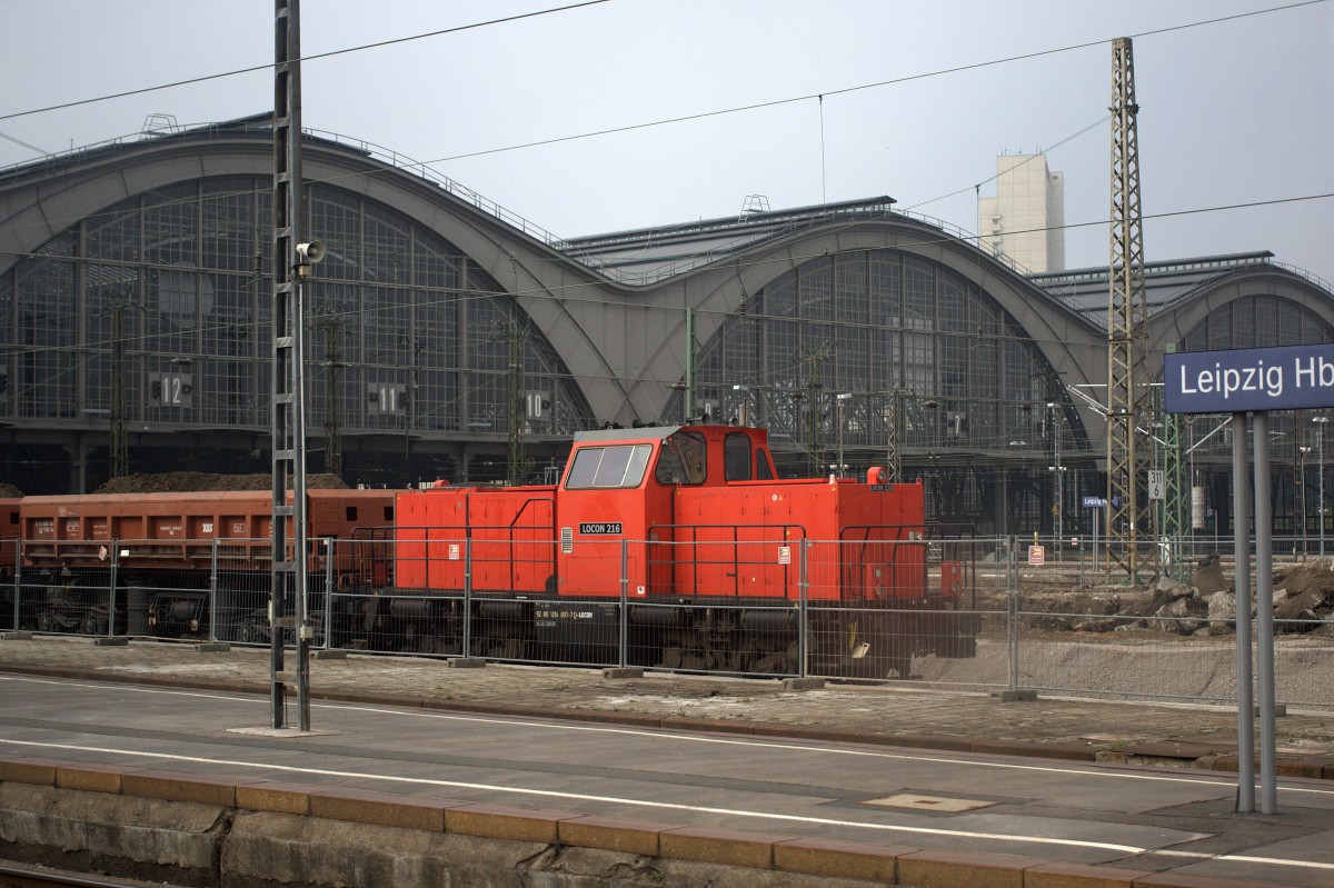 LOCON 216 mit Seitenkippwagen in Leipzig Hbf. 29.03.2014  10:29 Uhr.