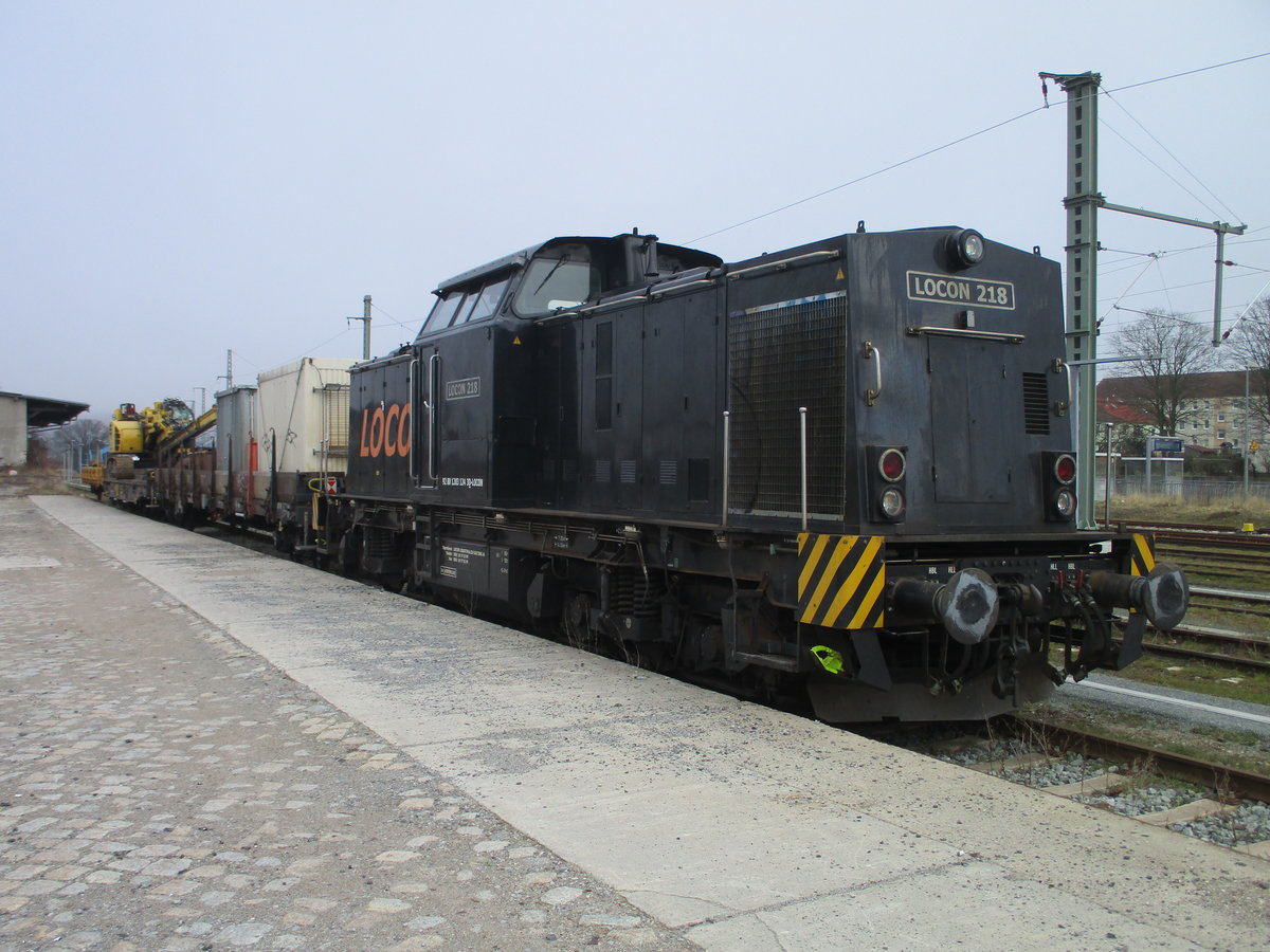 LOCON-218 mit einem Bauzug,am 02.März 2021,in Bergen/Rügen.