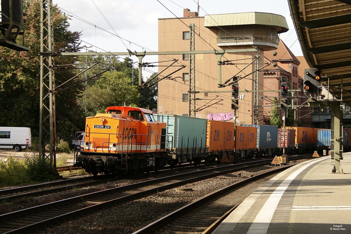 Locon 219 mit einem Containerzug in Hamburg Harburg, am 02.09.2017.