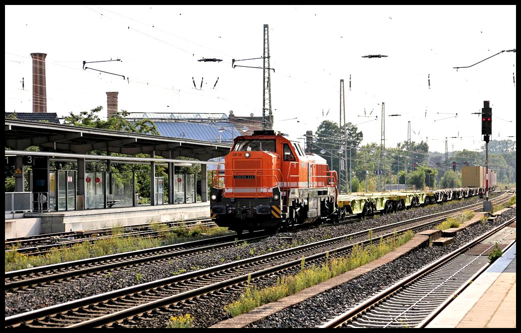 Locon 324 DE 18 erreicht hier am 20.8.2021 um 18.04 Uhr auf der Fahrt in Richtung Löhne den Bahnhof Rheda Wiedenbrück.