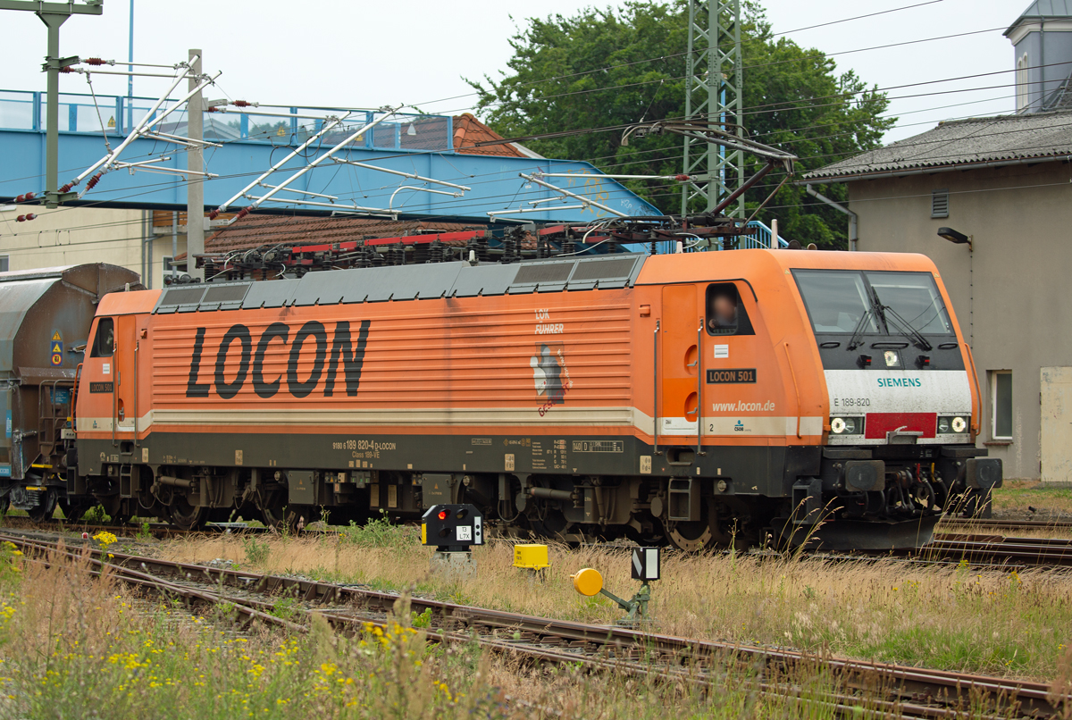 LOCON 501 Lok 189 820 beim Zurücksetzen mit Kreidewagen in Bergen Rügen. - 30.06.2021