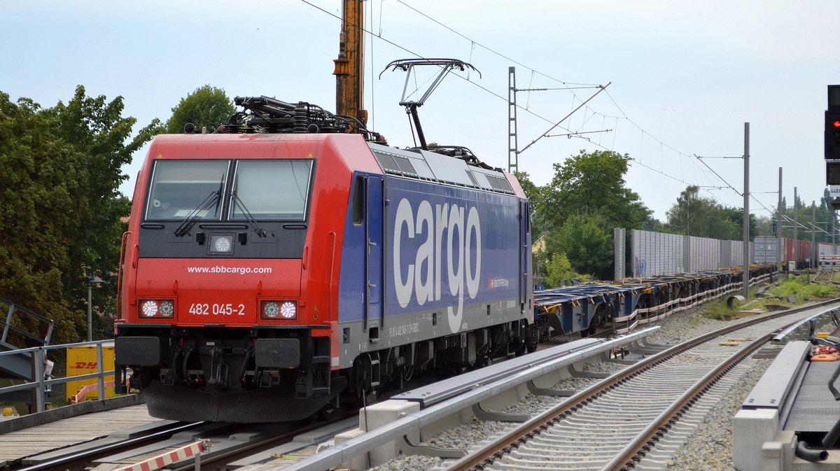 LOCON LOGISTIK & CONSULTING AG, Berlin [D] mit der SBB Cargo Lok  482 045-2  [NVR-Nummer: 91 85 4482 045-2 CH-SBBC] und schwach ausgelastetem Containerzug am 14.08.20 Bf. Berlin Karow Richtung Nordosten.