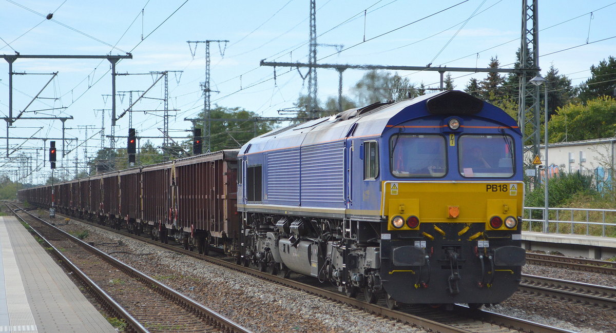 LOCON LOGISTIK & CONSULTING AG, Berlin [D] mit der BRLL Claas  PB 18 [NVR:  92 80 1266 022-3 D-BRLL ] und einem Ganzzug tschechischer Rolldach-Güterwagen für den Transport von Kreide (leer) Richtung Rügen am 08.09.20 Durchfahrt Bf. Golm (Potsdam). 