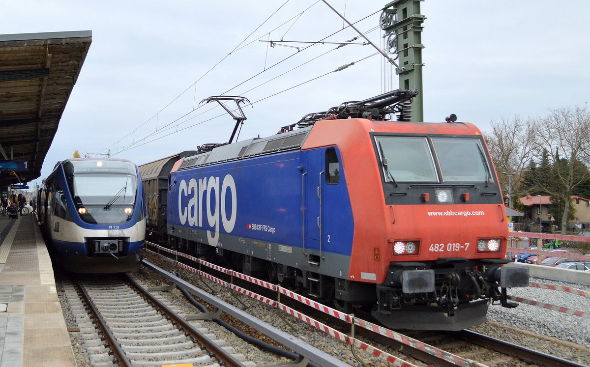 LOCON LOGISTIK & CONSULTING AG, Berlin [D] mit der  482 019-7  [NVR-Nummer: 91 85 4482 019-7 CH-SBBC] und einem Ganzzug Schiebewandwagen am 18.11.20 Bf. Berlin-Karow.