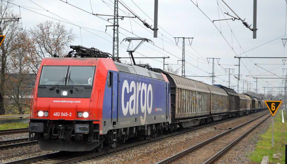 LOCON LOGISTIK & CONSULTING AG, Berlin [D] mit  482 045-2  [NVR-Nummer: 91 85 4482 045-2 CH-SBBC] und einem Ganzzug Schiebewandwagen am 07.12.20 Bf. Golm (Potsdam).