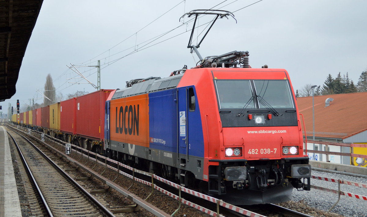 LOCON LOGISTIK & CONSULTING AG, Berlin [D] mit  482 038-7  [NVR-Nummer: 91 85 4482 038-7 CH-SBBC] und Containerzug am 25.01.21 Bf. Berlin Karow.