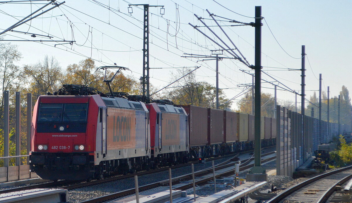 LOCON LOGISTIK & CONSULTING AG, Berlin [D] mit  482 038-7  [NVR-Nummer: 91 85 4482 038-7 CH-SBBC] +  482 043-7  [NVR-Nummer: 91 85 4482 043-7 CH-SBBC] und Containerzug am Haken am 29.10.21 Durchfahrt Berlin-Karow.