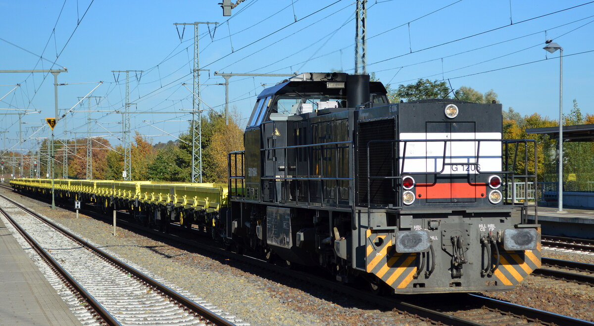 LOCON LOGISTIK & CONSULTING AG, Berlin [D] mit der MaK G 1206  500 1684/Lok 317  [NVR-Nummer: 92 80 1276 018-9 D-NRAIL] und einem Zug Drehgestell-Flachwagen am 28.10.21 Durchfahrt Bf. Golm (Potsdam).