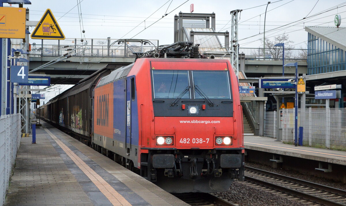 LOCON LOGISTIK & CONSULTING AG, Berlin [D] mit  482 038-7   [NVR-Nummer: 91 85 4482 038-7 CH-SBBC] und Ganzzug Schiebewandwagen am 21.12.21 Durchfahrt Bf. Berlin Hohenschönhausen. Viele Grüße an den TF !!!!