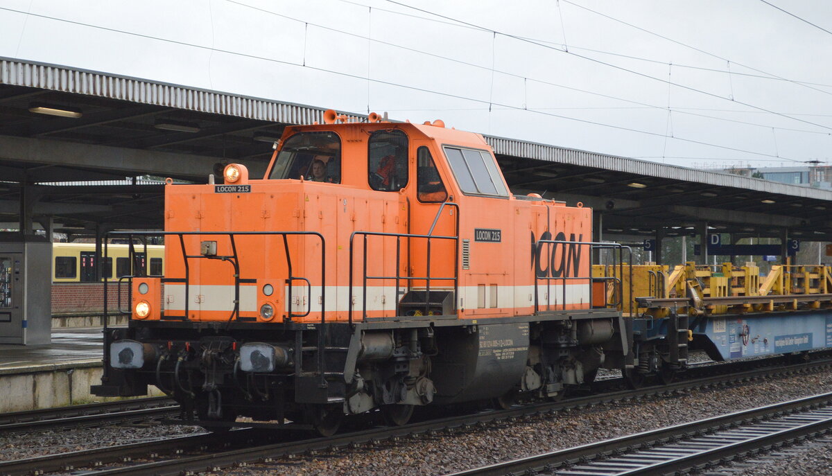 LOCON LOGISTIK & CONSULTING AG, Berlin [D] mit  LOCON 215  ( NVR:  92 80 1214 005-1 D-LOCON ) und leerem Langschienenzug von voestalpine/DB Bahnbau Gruppe am 27.01.22 bei der Durchfahrt Bf. Flughafen BER - Terminal 5.