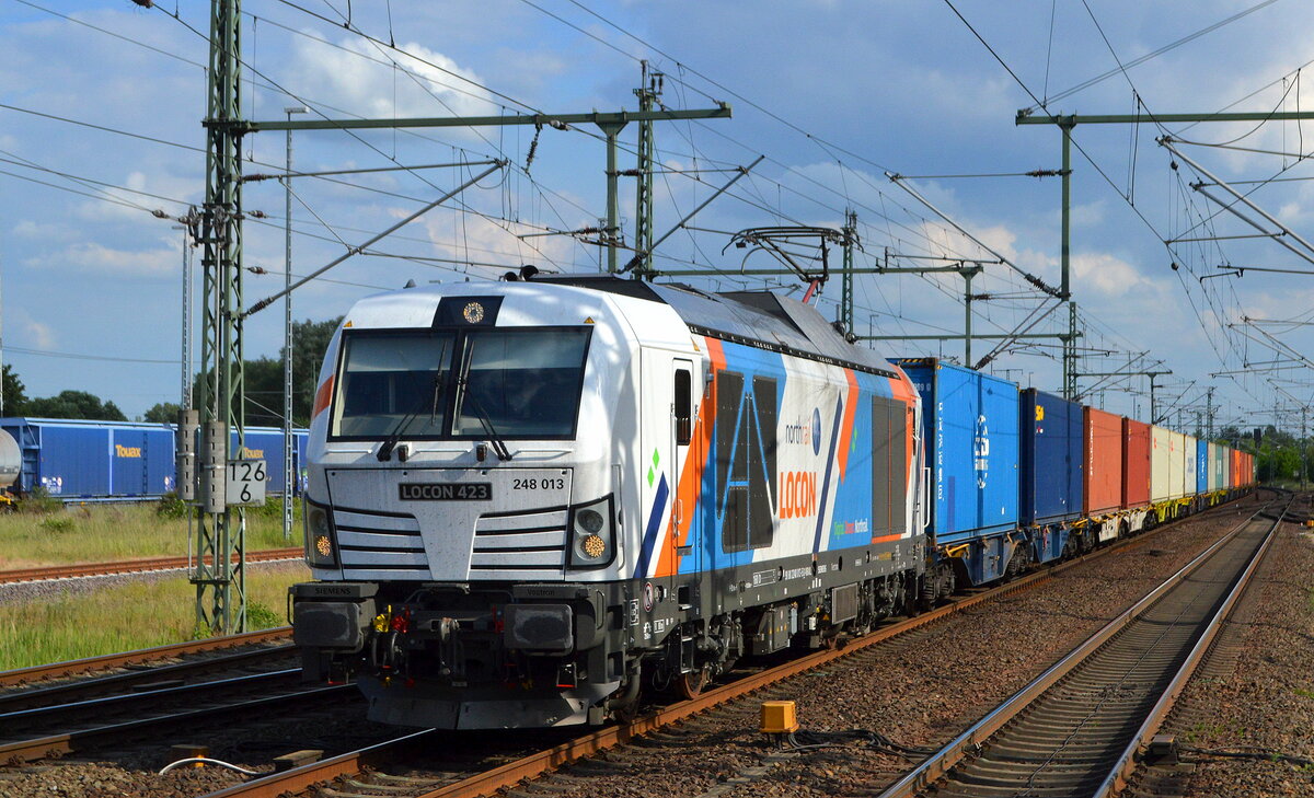 LOCON LOGISTIK & CONSULTING AG, Berlin [D] mit  248 013  [LOCON 423] [NVR-Nummer: 90 80 2248 013-1 D-NRAIL] und Containerzug am 09.06.22 Durchfahrt Bf. Wittenberge.