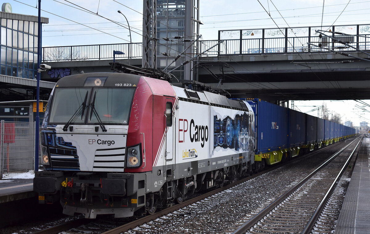 LOCON LOGISTIK & CONSULTING AG, Berlin [D] mit der EP Cargo Vectron  193 823  [NVR-Nummer: 91 80 6193 823-2 D-LTEU] und einem lupenreinen Containerzug GATX Drehgestell- Containertragwagen u. ausschließlich blauen niederländischen blauen UNIT45.com 45-ft Containern am 19.01.24 Durchfahrt Bahnhof Berlin Hohenschönhausen.