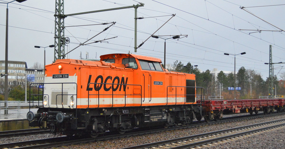 LOCON LOGISTIK & CONSULTING AKTIENGESELLSCHAFT mit  LOCON 220  [NVR-Nummer: 92 80 1203 614-3 D-LOCON] und zwei Drehgestell-Flachwagen am 28.01.20 Durchfahrt Bf. Flughafen Berlin Schönefeld. 
