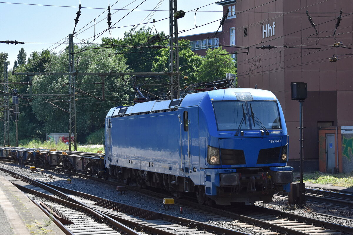 Locon Logistik und Consulting AG? mit der Smartron   192 043  [NVR-Nummer: 91 80 6192 043-8 D-NRAIL] und einem schwach ausgelastetem Containerzug am 13.06.23 Richtung Hamburger Hafen Vorbeifahrt Bahnhof Hamburg-Harburg.