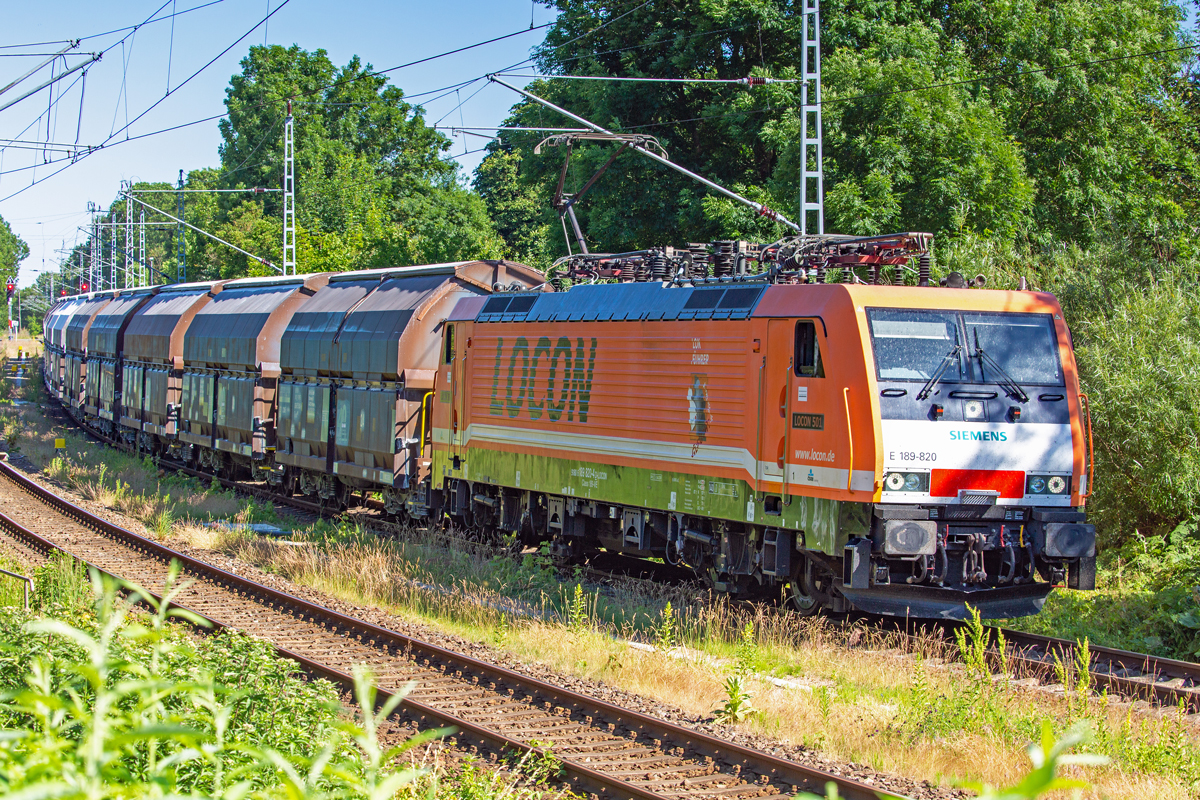 LOCON Lok 189 820 mit Kreidezug steht in Lancken abfahrbereit. - 28.06.2022 



