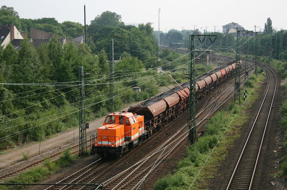 Locon-Lok 213 wurde bei ihrer Fahrt von der Fußgängerbrücke am Kölner Mediapark dokumentiert.
Im Hintergrund sieht man den alten Bahnsteig des Bahnhofs Köln West.
Aufnahmedatum: 28.06.2009