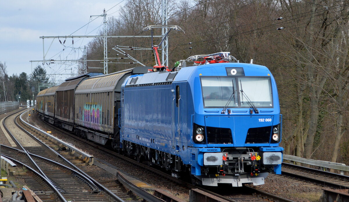 LOCON mit der angemieteten nagelneuen Smartron  192 060  [NVR-Nummer: 91 80 6192 060-2 D-NRAIL] und einem Ganzzug Schiebewandwagen am 15.03.22 Berlin Buch.
