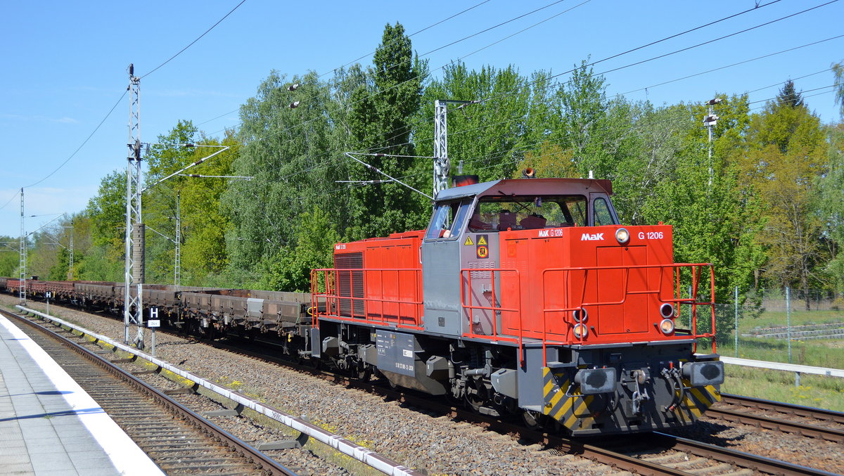 LOCON mit ihrer roten MaK G 1206 (NVR:  92 80 1275 809-2 D-LOCON ) und einigen Drehgestell-Flachwagen am 06.05.20 Bf. Mühlenbeck/Mönchmühle bei Berlin.