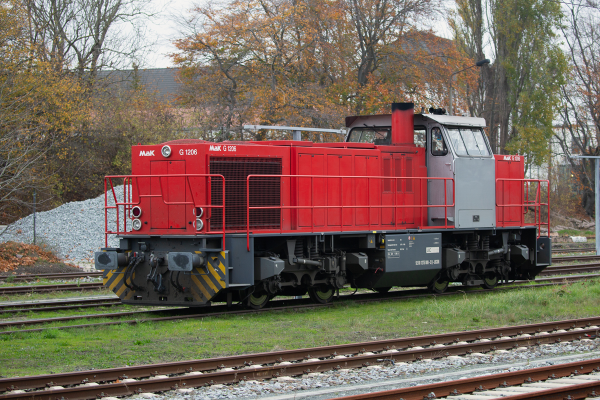LOCON,s MAK G1206 Lok 275 809 in Bergen auf Rügen abgestellt. - 09.11.2020