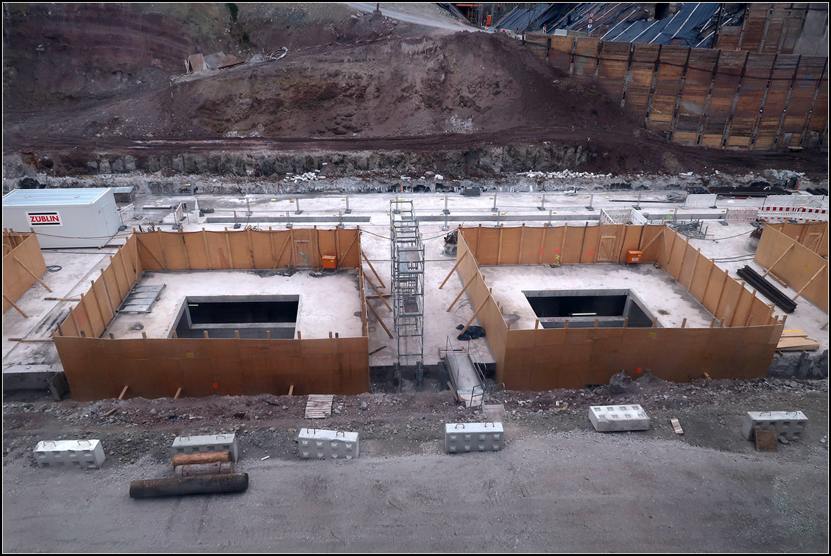 Löcher in der S-Bahntunneldecke -

Wie es von unten her aussieht habe ich schon gezeigt. Nun mal noch einen Blick von oben in die Baugrube. An den insgesamt vier Öffnungen in der Tunneldecke werden später wohl die Treppenverbindungen der neuen Bahnsteige des Stuttgarter Hauptbahnhofes hinunter zum S-Bahnhof eingebaut werden.

23.02.2018 (M)