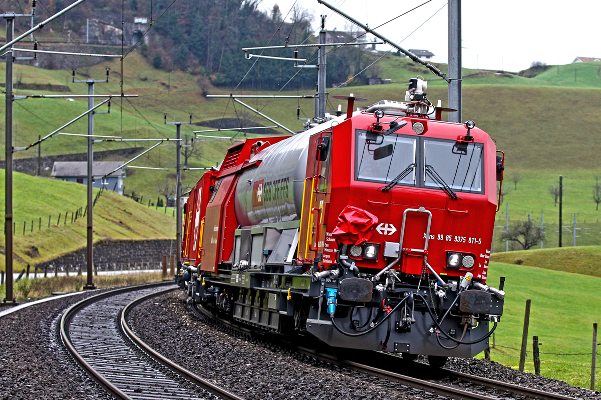 Lösch-und Rettungszug Uri bestehend aus Xans 99 85 9375 011-5 und Xtmas 9985 9177 011-5 fahren nach Arth-Goldau rein,23 Minuten später kehren sie wieder zurück.Bild vom 2.12.2014