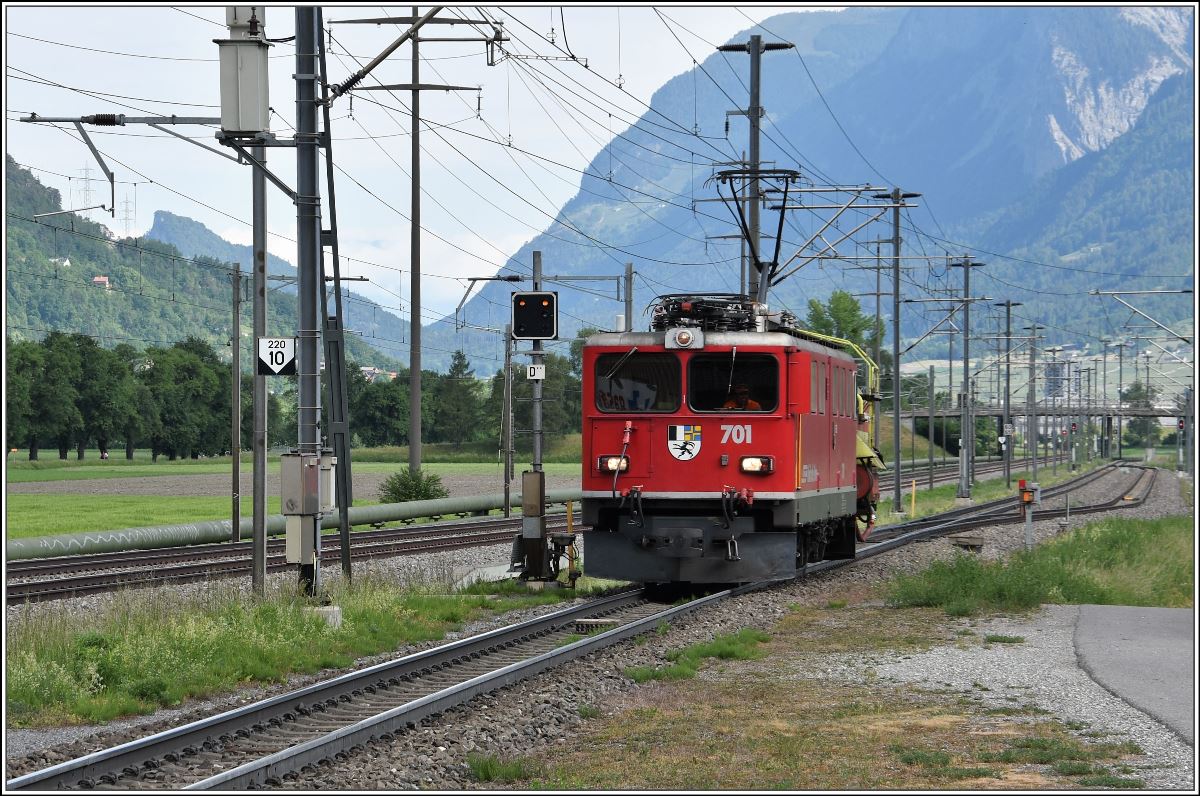 Löschzug 9131 mit Ge 6/6 II 701  Raetia  und Wasserwagen WN9862 verlässt Zizers Altlöser. (13.05.2018)