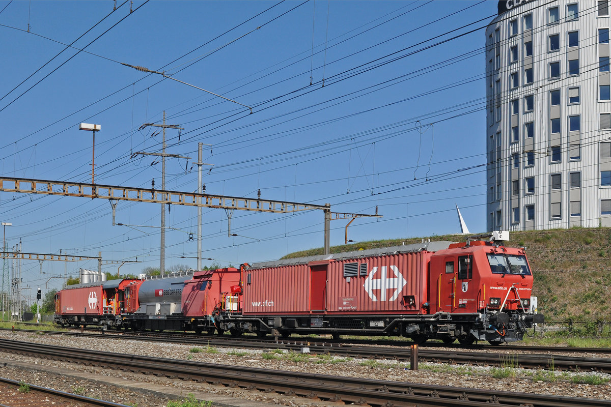 Löschzug Basel XTmas 99 85 9177 002-4 durchfährt den Bahnhof Pratteln. Die Aufnahme stammt vom 24.04.2017.