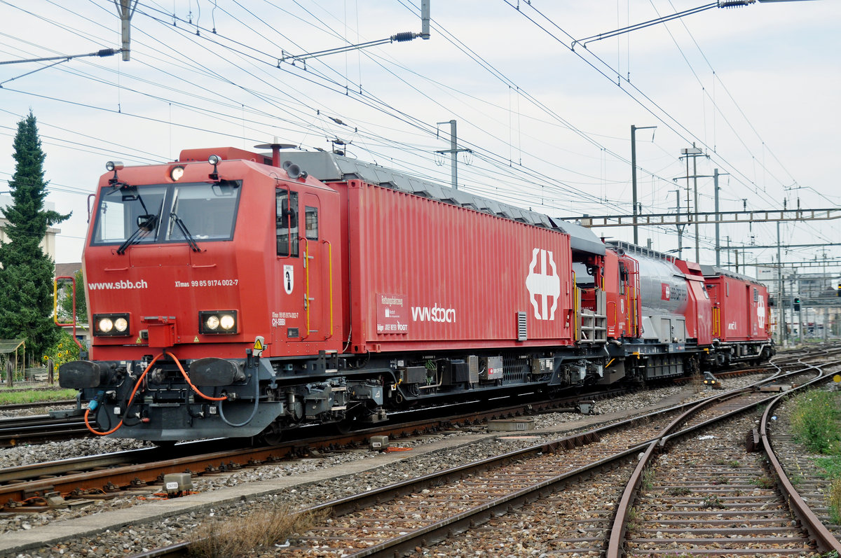 Löschzug Basel XTmas 99 85 9174 002-7 durchfährt den Bahnhof Pratteln. Die Aufnahme stammt vom 28.09.2017.