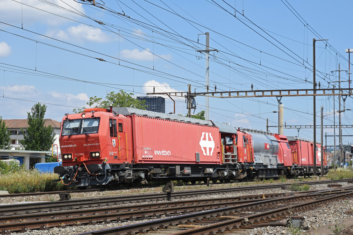 Löschzug Basel XTmas 99 85 9174 002-7 durchfährt den Bahnhof Pratteln. Die Aufnahme stammt vom 12.07.2018.
