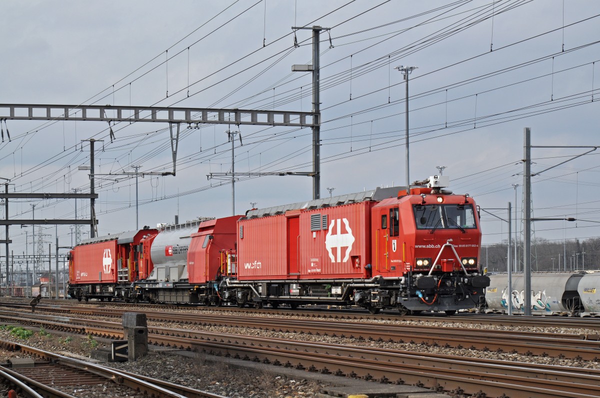 Löschzug XTmas 9177 002-4 (Stadt Basel) durchfährt den Bahnhof Muttenz. Die Aufnahme stammt vom 18.02.2016. 