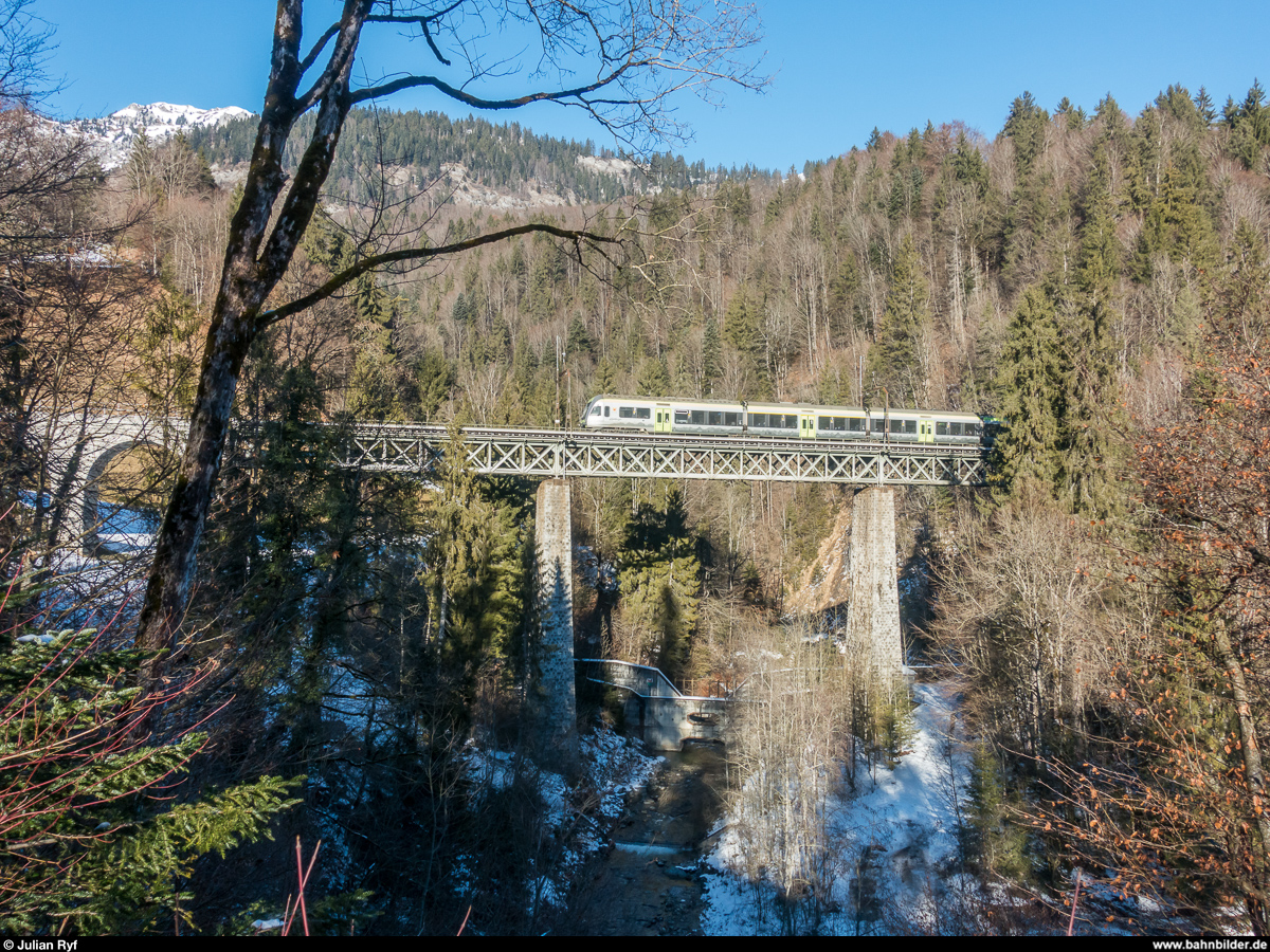 Lötschberger RABe 535 101  Wolhusen  überfährt am 24. Dezember 2017 die Bunschenbachbrücke bei Weissenburg als RE/R Bern - Zweisimmen.
