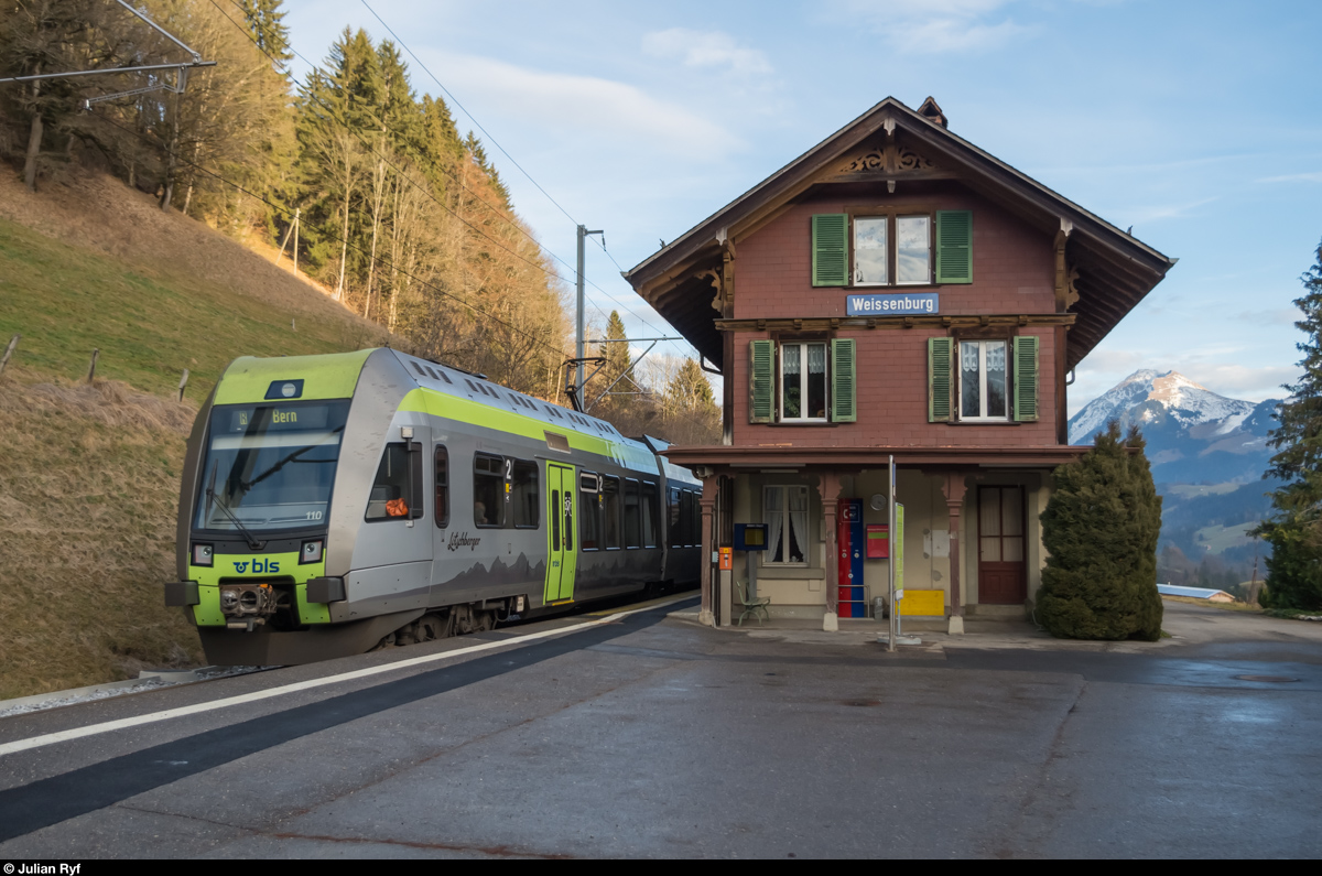 Lötschberger RABe 535 110 verlässt am 24. Dezember 2015 den Bahnhof Weissenburg in Richtung Spiez - Bern. Im Hintergrund ist der Niesen zu sehen.