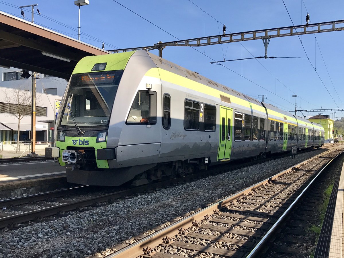 Ltschberger RABe 535 121 mit dem FIS Refit als Regio nach Bren an der Aare, am 12.4.17 im Bhf Lyss.