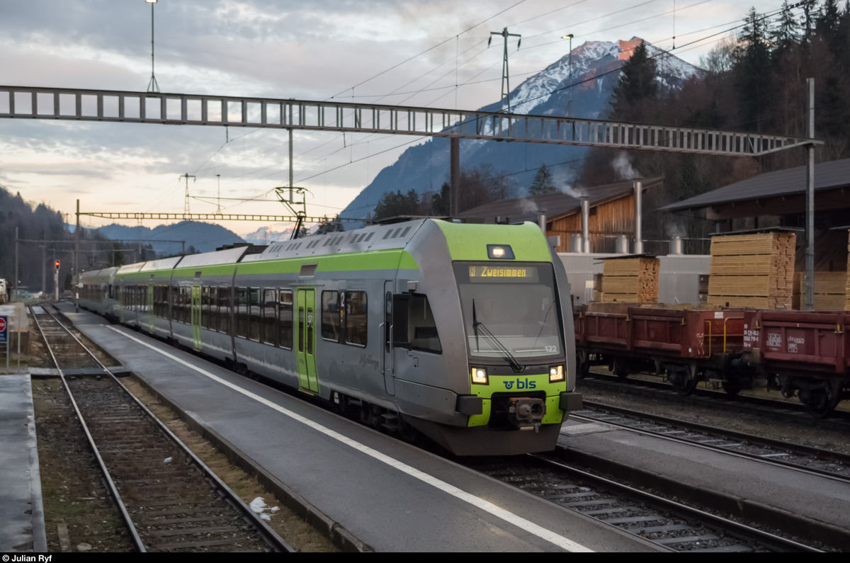Lötschberger RABe 535 122 erreicht am 24. Dezember 2015 Erlenbach im Simmental. Im Hintergrund der Niesen.